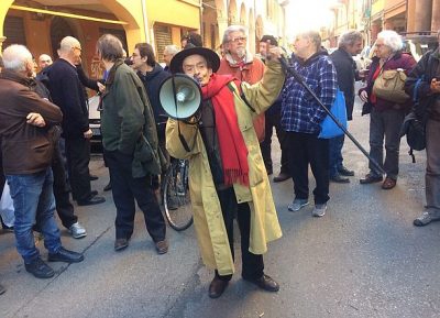 “Se la polizia attacca necessario difendersi”. Oreste Scalzone indagato per istigazione