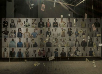 “How many kilometers”, volti e storie di cento migranti in una mostra