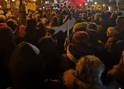 Bibbiano. L’orgoglio di sardine e bibbianesi sommerge l’esibizione del dolore leghista