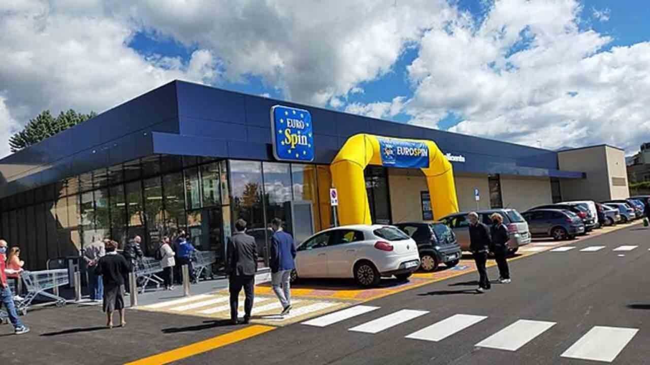 Addio ferro da stiro, ora la soluzione la trovi da EUROSPIN | Camicie e pantaloni come nuovi, te la cavi con poco più di 50 cent