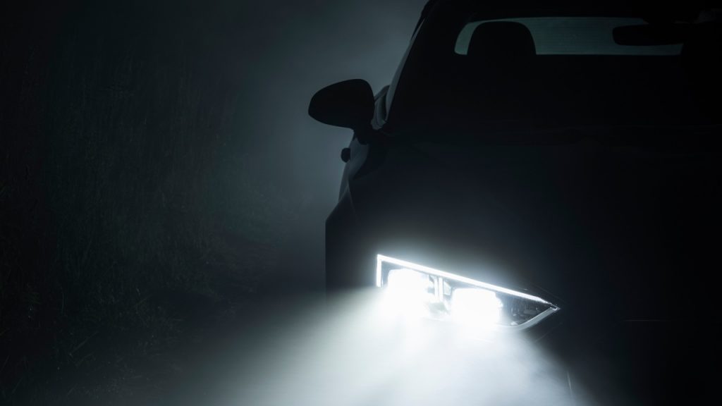 Luci di un'auto in piena notte