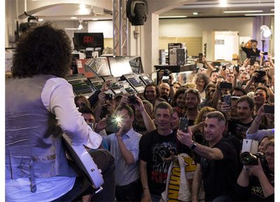 Pomeriggio al music store con Tommy Thayer dei Kiss