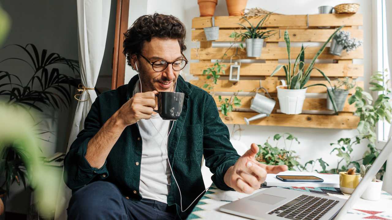 Ufficiale – Smartworking OBBLIGATORIO | Il tuo capo ti dà dei compitini da fare da casa, caffè e svago a tutte le ore