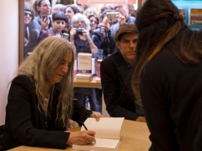 A centinaia per un autografo di Patti Smith. E c’è chi fa la