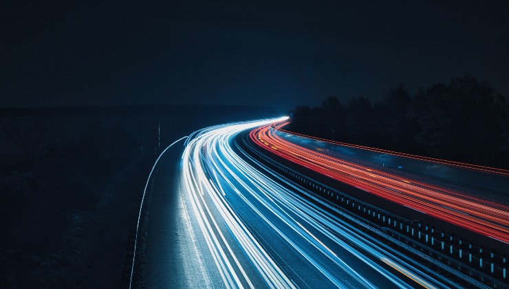 Scie in strada lasciate dalle luci delle auto