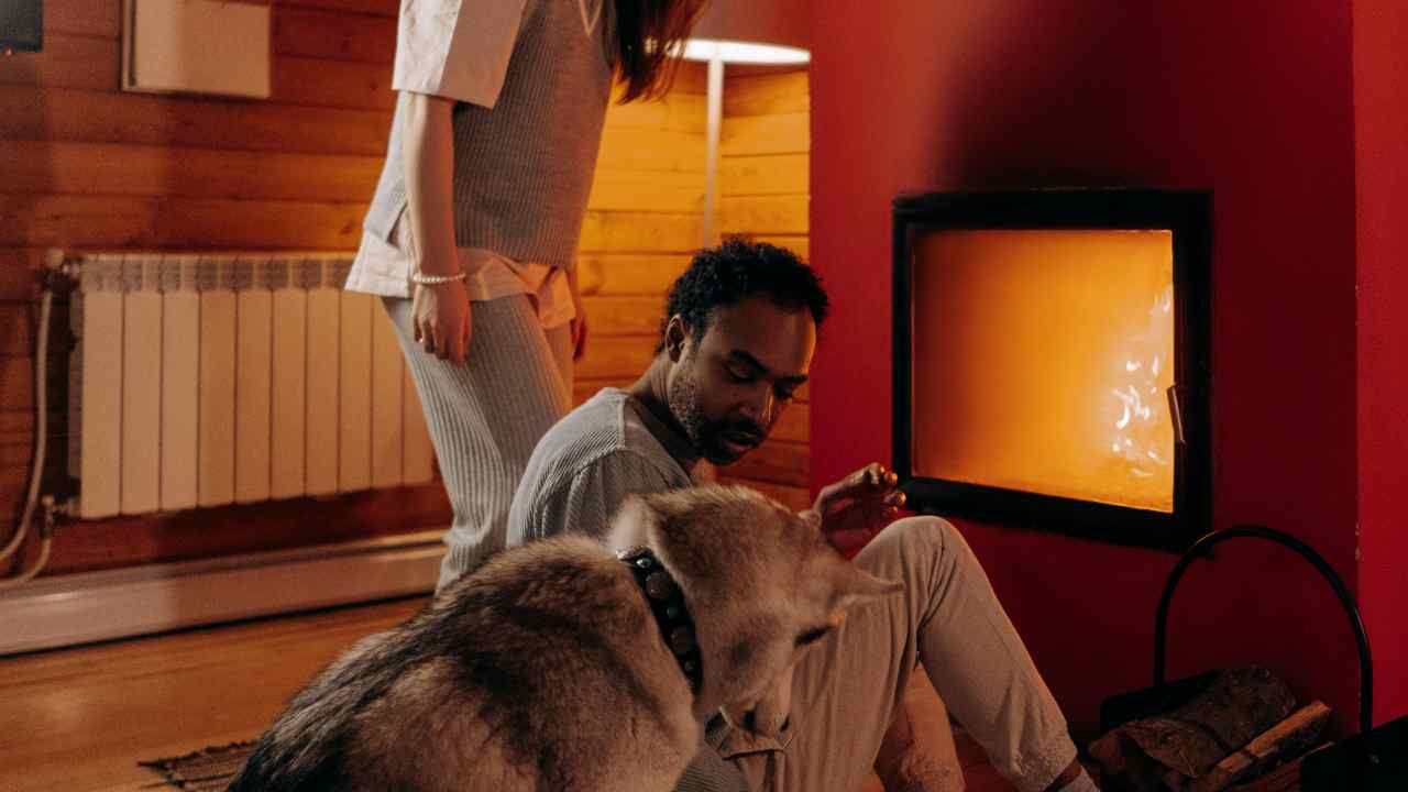 Stufe GRATIS, con questo mezzuccio non paghi più un centesimo | Riscaldi casa H24 e ti sistemi per l’inverno: è tutto a norma