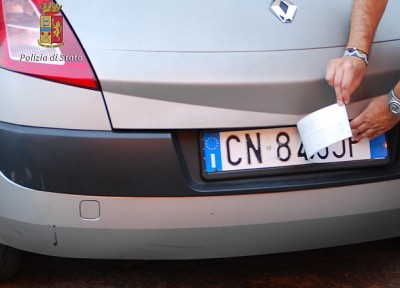 Dopo la truffa all’anziana la fuga con l’auto camuffata