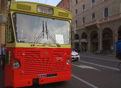2 Agosto. I bolognesi riabbracciano l’autobus 37