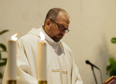 Minorenne denuncia stupro. Il sacerdote: “Non provo pietà per lei”