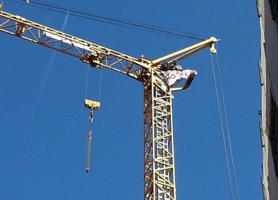 Mancuso difenderà Antonio, l’uomo salito sulla gru