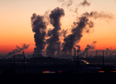 Adattamenti. Come decarbonizzare l’industria e rendere inclusivo l’ambiente