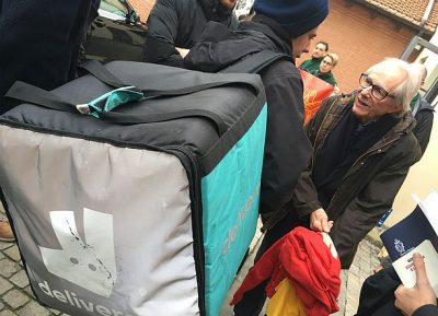 “Non piangetevi addosso, organizzatevi”. Ken Loach a Bologna incontra riders e operai Fiom