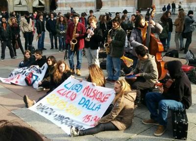 Il “Lucio Dalla” in piazza contro la riforma dei licei musicali – Video