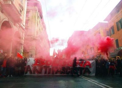 Bologna, la polizia carica il corteo antifascista contro Forza Nuova