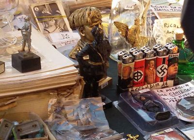 Gadget fascisti. Il venditore al Comune: “Me ne frego, pensino alle bici contromano”
