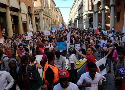 Bologna. Cinquemila persone in marcia per dire ‘sì’ all’accoglienza ai migranti