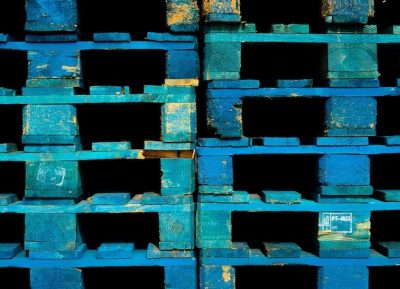 Adattamenti. Il ciclo del legno, dal bosco urbano al pallet riciclato. E l’elogio del petrolio
