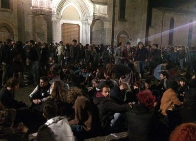 Piazza San Francesco. Stop a bonghi, birre e vetro