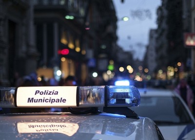 Ammanettata alla fermata, indagati i vigili