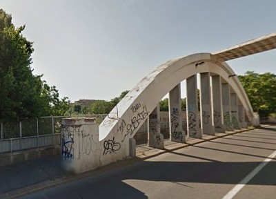 Donna trovata morta sotto il ponte di via Libia