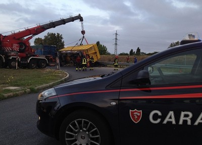San Lazzaro, si ribalta camion di rifiuti