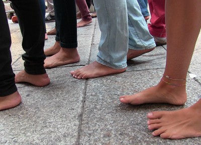 A Bologna scalzi “per mettersi nei piedi dei migranti” – Video