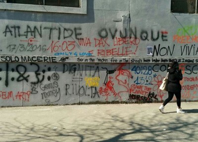 Dopo il grigio il muro di Xm24 si ricopre di scritte