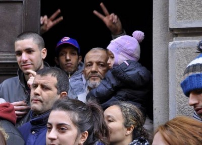 Social Log occupa l’ufficio anagrafe. “No al piano casa di Renzi”