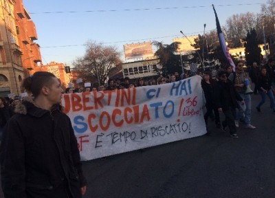 A Bologna gli universitari di nuovo in strada. In 800 chiedono la riapertura di via Zamboni 36