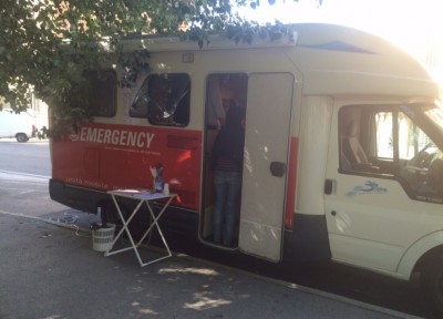Il camper di Emergency arriva a Bologna. “Così aiutiamo chi ha paura di andare dal medico”
