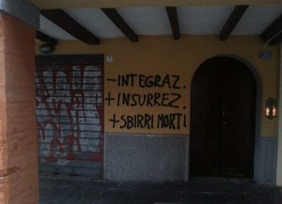 Pratello. In una notte la via si riempie di scritte anarchiche
