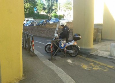 Individuato il vigile in scooter sulla ciclabile