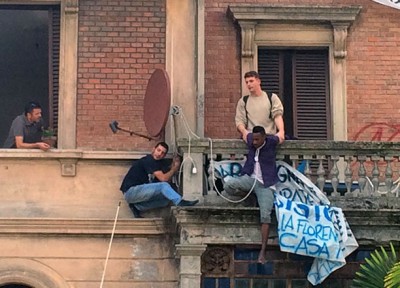 Sgomberata Villa Adelante. Un occupante con un cavo attorno al collo