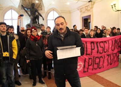 Video – Il Cassero in Comune contro la consigliera Pd: “Santi Casali è omofoba”