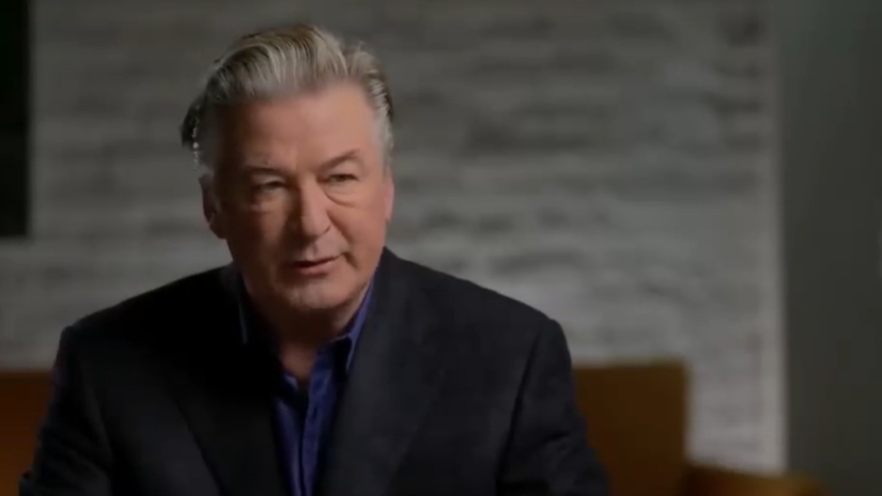 Alec Baldwin vittima di un incidente | Finisce fuori strada per schivare camion spazzatura: illesi lui ed il fratello