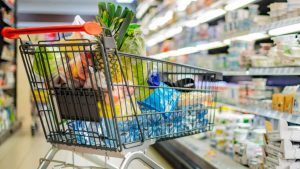 Corsia di supermercato con carrello