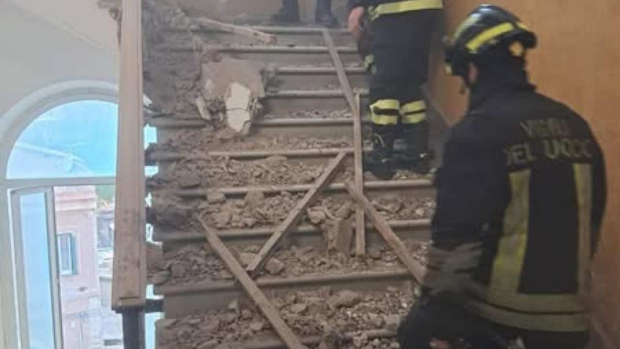 Roma, crolla controsoffitto in una scuola | Evacuato l’edificio: scattano verifiche e proteste
