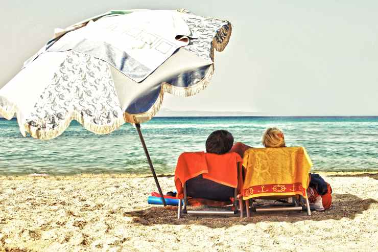 Coppia felice al mare