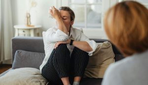 Donna che piange - foto pexels - radiocittadelcapo.it