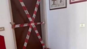 Si disfa del braccialetto elettronico ed uccide la compagna