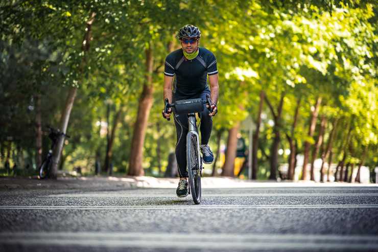 Giro in bici su pista ciclabile