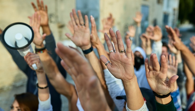 Mani in alto dei manifestanti