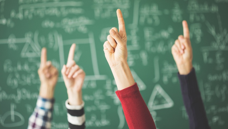 Studenti con le mani alzate