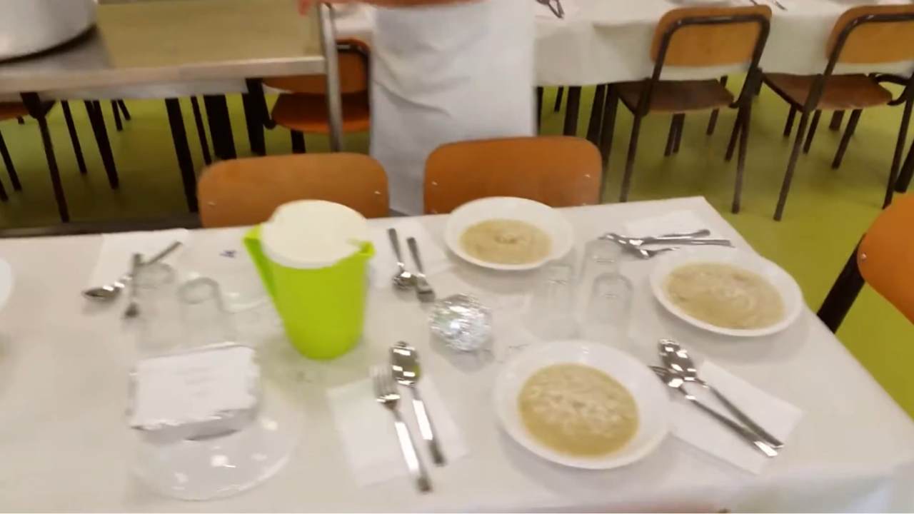 Napoli, educatrice lega bimba in mensa all’asilo | Scatta il licenziamento: a segnalarlo la madre