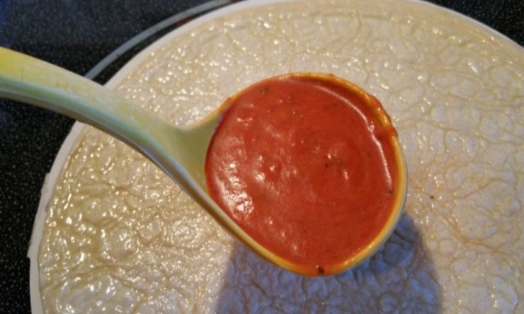 Mestolo con passata di pomodoro