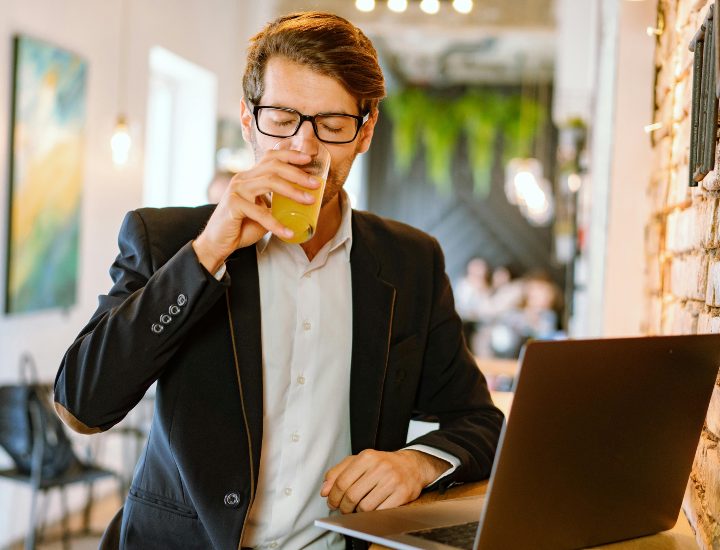 Persona al computer che beve