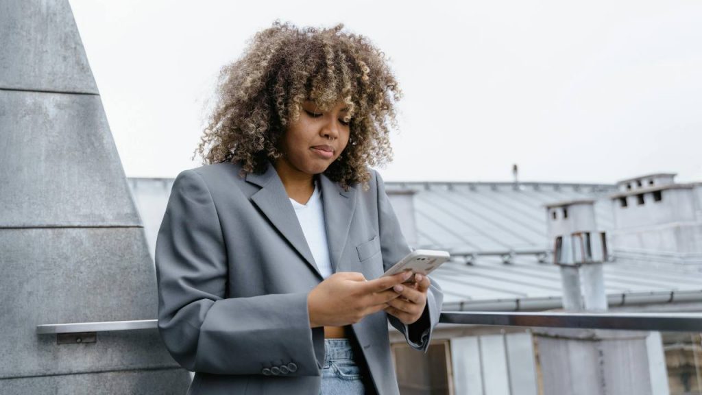 Persona al telefono