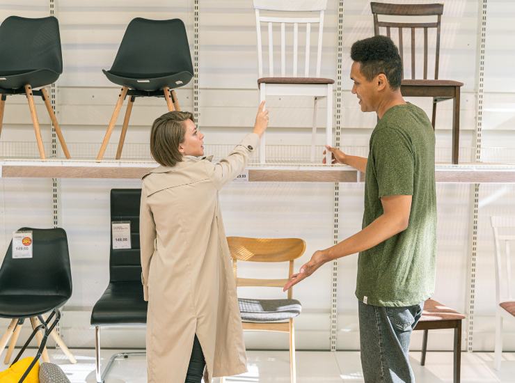 Persone che acquistano mobili 