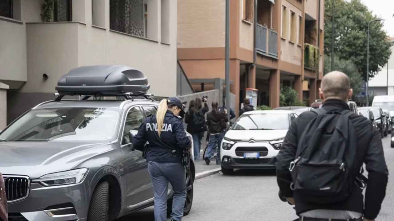 Milano, 29enne uccisa con 24 coltellate in casa | Il compagno tenta il suicidio: arrestato con le aggravanti di stalking e crudeltà
