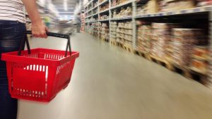 Uomo al supermercato